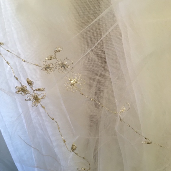 Wedding dress.  Size 6, altered down to size 2. - Picture 9 of 9